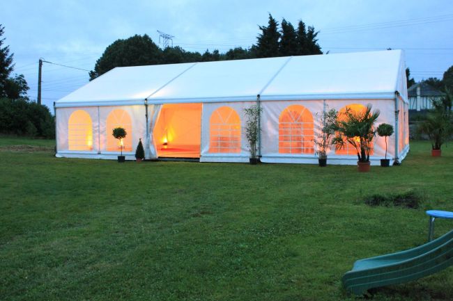 Structure de 150m² avec plancher, éclairages, chauffage, mobiliers pour un mariage, installée dans l'Eure prés de Bourg-Achard.